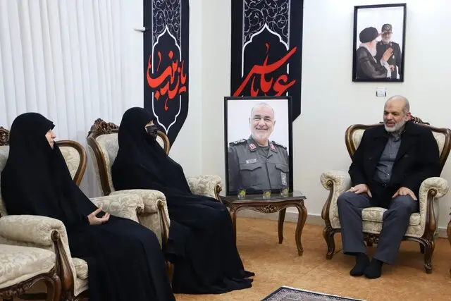 جانشین ستاد کل نیروهای مسلح به دیدار خانواده شهید سلامی رفت؛ لبخند همیشگی سردار در خاطره‌ها ماند