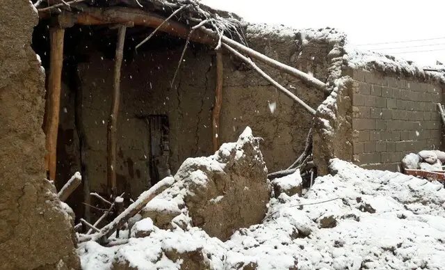 فرماندار هشدار داد: نیمی از خانه‌های روستایی کوهسرخ در برف اخیر نابود شدند!