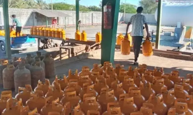 ارسال فوری ۱۰۰ سیلندر گاز و بسته‌های امدادی به سیل‌زدگان سیریک توسط خیرین نیک‌اندیش