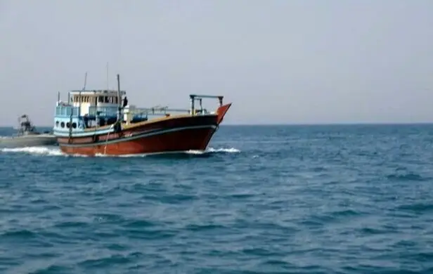 کشف لنج حامل ۵۵ هزار لیتر سوخت قاچاق در آب‌های کیش؛ قاچاقچیان در تله دریابانی افتادند