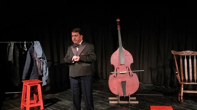 نمایش «کوْنترباس»؛ روایت تنهایی یک نوازنده روی صحنه تبریز