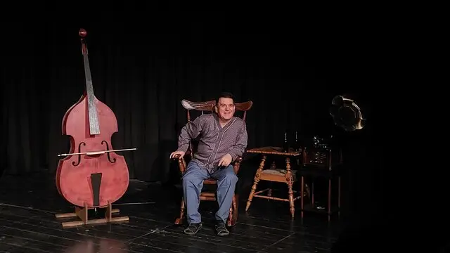 نمایش «کوْنترباس»؛ روایت تنهایی یک نوازنده روی صحنه تبریز