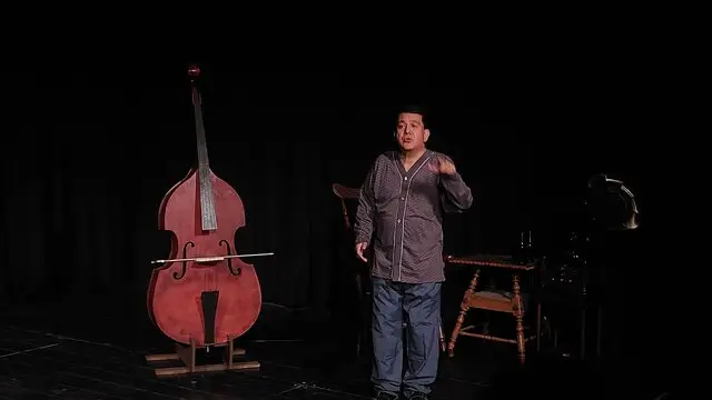 نمایش «کوْنترباس»؛ روایت تنهایی یک نوازنده روی صحنه تبریز