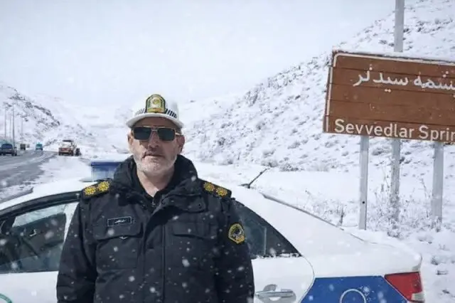 بارش سنگین برف، تردد در جاده قدیم میانه-هشترود را به کابوسی زمستانی تبدیل کرد!