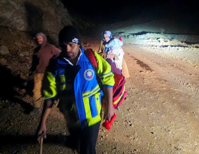 نجات معجزه‌آسا کودک یک‌ساله از چنگ آتش و گل‌ولای در عملیات نفس‌گیر ۳ ساعته!