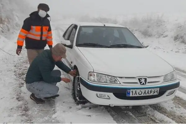 بارش سنگین برف در چهارمحال و بختیاری؛ تردد فقط با زنجیرچرخ ممکن شد!