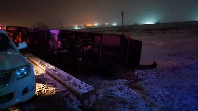 واژگونی ناگهانی اتوبوس در محور ارومیه-مهاباد؛ ۱۷ نفر درگیر حادثه شدند!