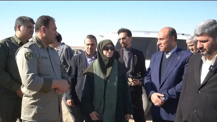 بازدید رئیس سازمان محیط زیست از تصفیه‌خانه چرمشهر و پیگیری احیای تالاب بندعلیخان