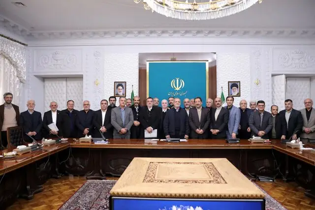 اخبار سیاسی ۹دی؛ واکنش پزشکیان به اعتراضات/افزایش پلکانی حقوق در بودجه ۱۴۰۵