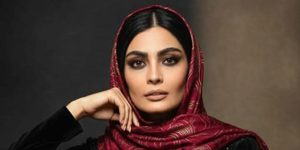 صحرا اسدالهی با استایل مشکی و شال خاص، همه را مات کرد!