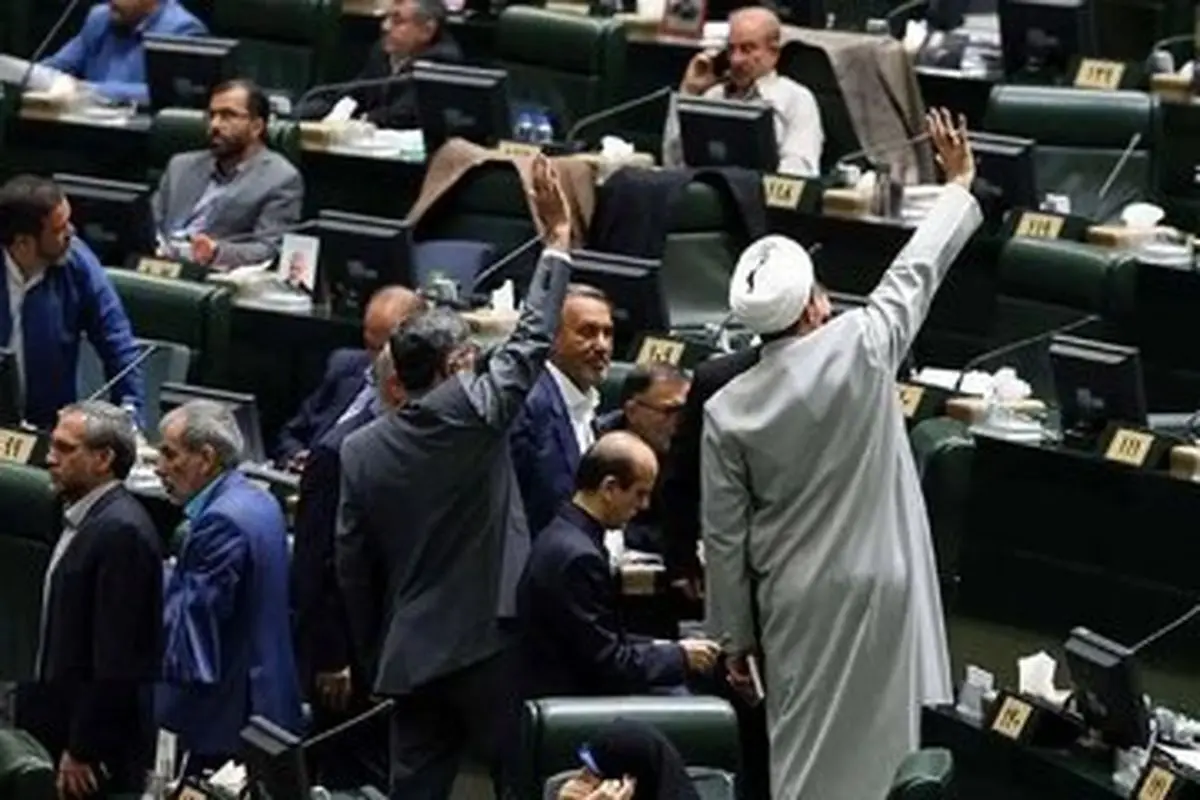 حمله بی‌سابقه اصولگرایان به مجلس: هر فریاد نمایندگان، دلار را به آسمان برد!