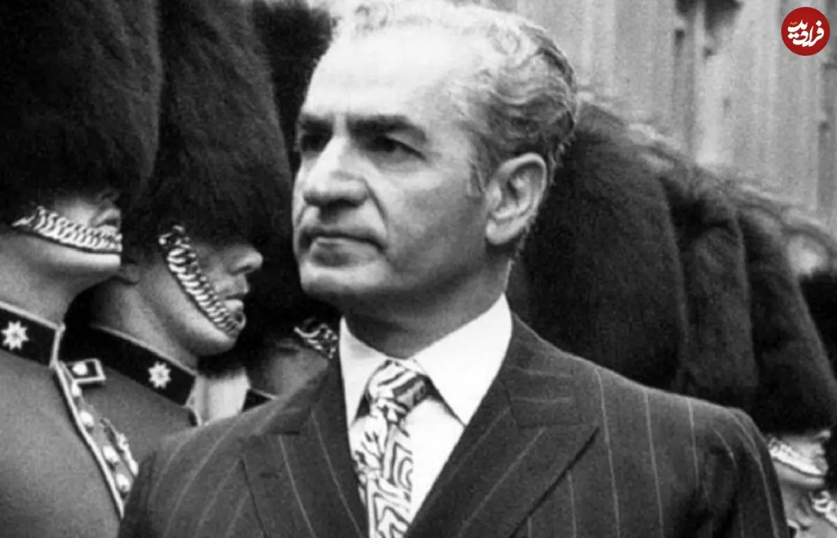 سفر به سال ۱۳۳۵ با تصویری نادر از محمدرضا پهلوی در حال اعطای نشان به امامعلی حبیبی!