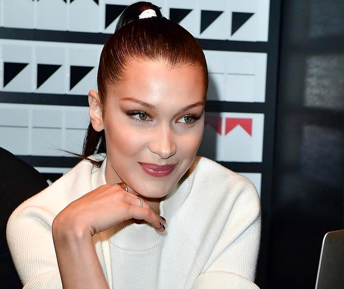 بلّا حدید، سوپرمدل مشهور، خانه‌اش را به سبک کاملاً ایرانی دکور کرد!