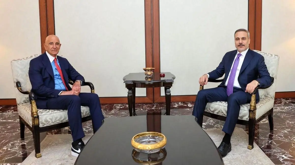 کفش‌های پرمعنای فرستاده آمریکا؛ پیام پنهان پشت کتانی‌های باراک چیست؟