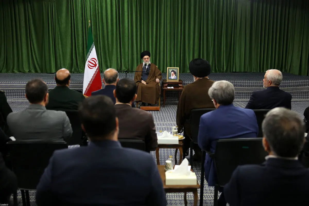 رهبر انقلاب: جوانان امروزمان شگفت‌انگیزند اما برخی دستگاه‌ها در انتقال ارزش‌های شهدا کوتاهی می‌کنند!