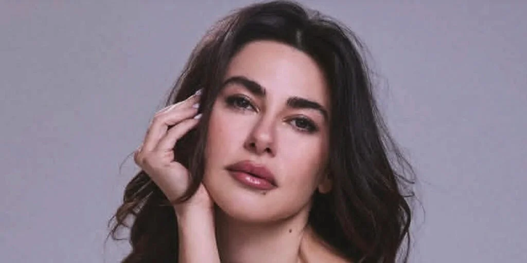 نسرین جوادزاده با پیراهنی بی‌نظیر و مرواریدهای خاص، فرش قرمز را متحول کرد!