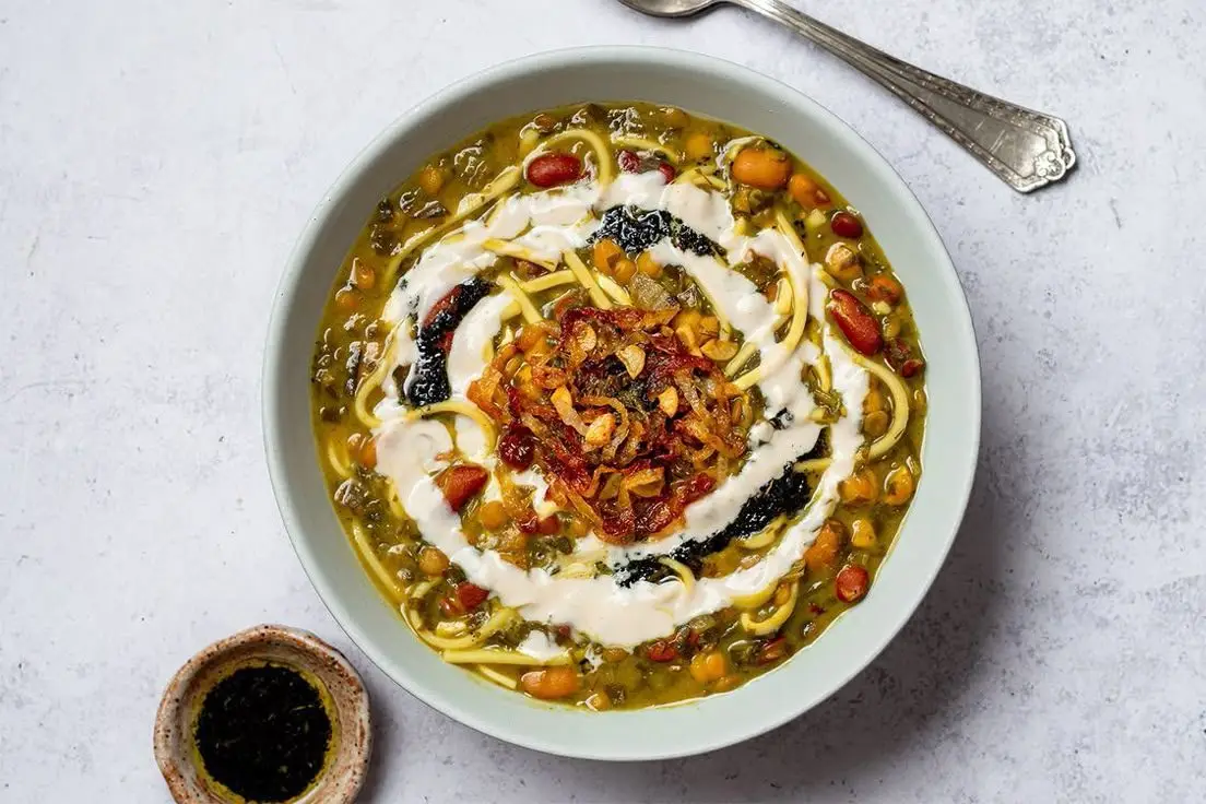 طرز تهیه آش رشته خوشمزه برای ۱۵ نفر با میزان دقیق مواد و راز جاافتادن بی‌نظیر