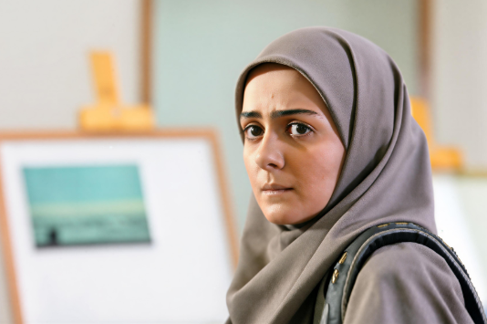 بیتا سحرخیز با عصا کنار دریا؛ استایل متفاوت بازیگر محبوب ترانه مادری سوژه شد