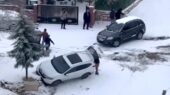 سُرخوردن و برخورد عجیب دو خودرو بر اثر برف سنگین