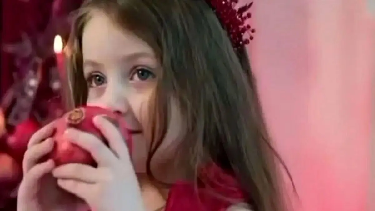 دختربچه‌ای با لباس قرمز یاقوتی که با آواز سنتی همه را شگفت‌زده کرد!