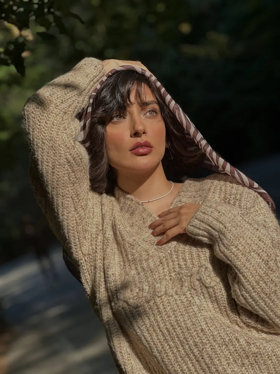 استایل پاییزی نورا محقق با پلیور 2