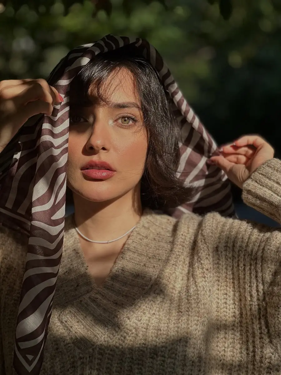 استایل پاییزی نورا محقق با پلیور 3