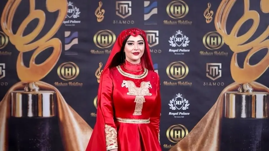 عکس ها / نگاهی به استایل متفاوت هنرمندان ایرانی در جشن ها و گردهمایی های رسمی که هریک راوی داستانی از تاریخ ایران هستند/ ساغر استاد شریف، نورا محقق و…