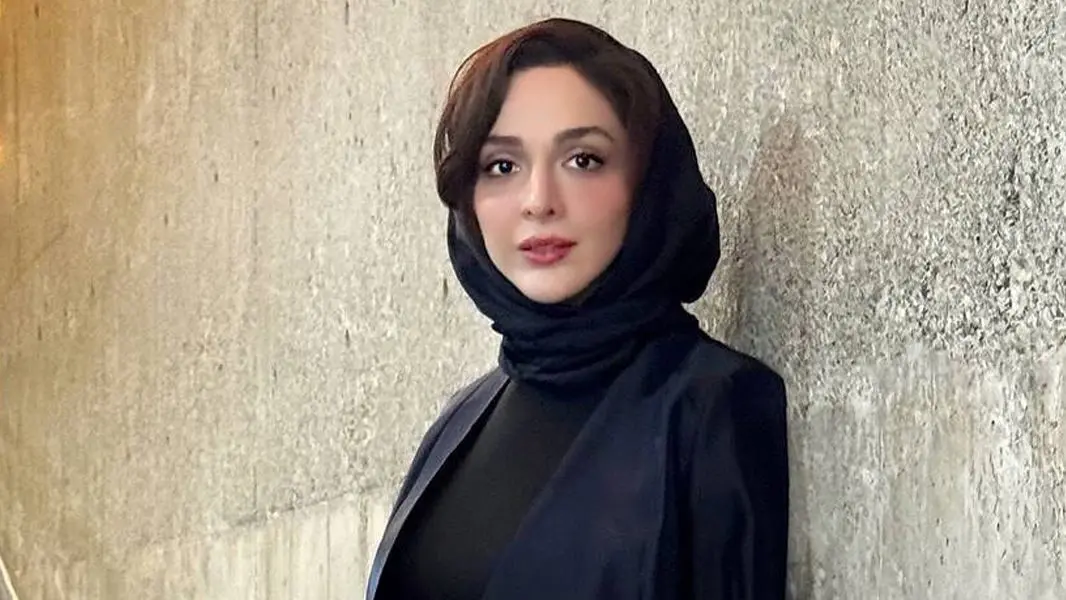 المیرا دهقانی با استایل خاص و رقصی جنجالی روی صحنه تئاتر همه را شگفت‌زده کرد!