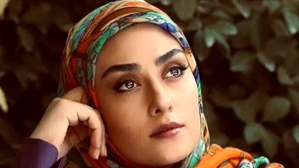 لحظه ناب شادی الهام طهموری و دخترش پس از کسب جایزه همسر هنرمندشان در جشنواره + ویدیو