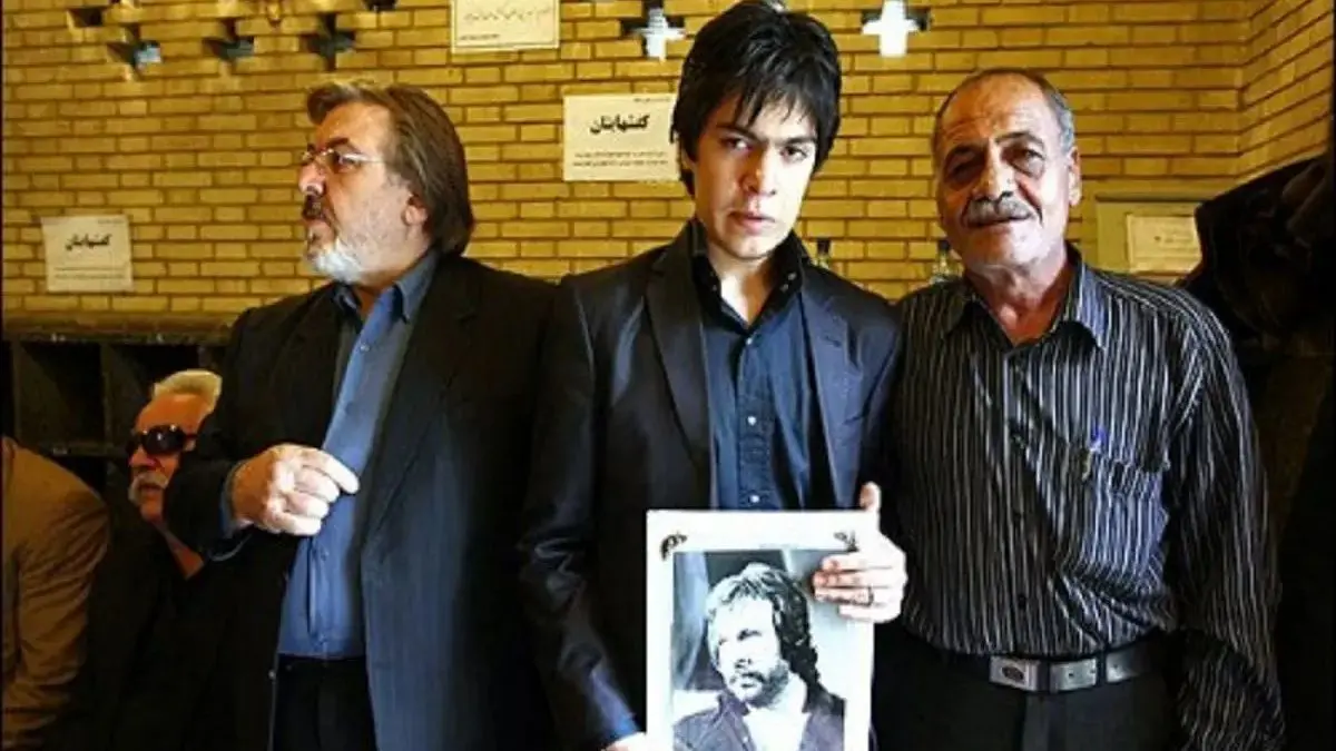 صحنه‌ای ناب و تاثیرگذار از گریه پسر ایرج قادری در کنار مزار پدرش