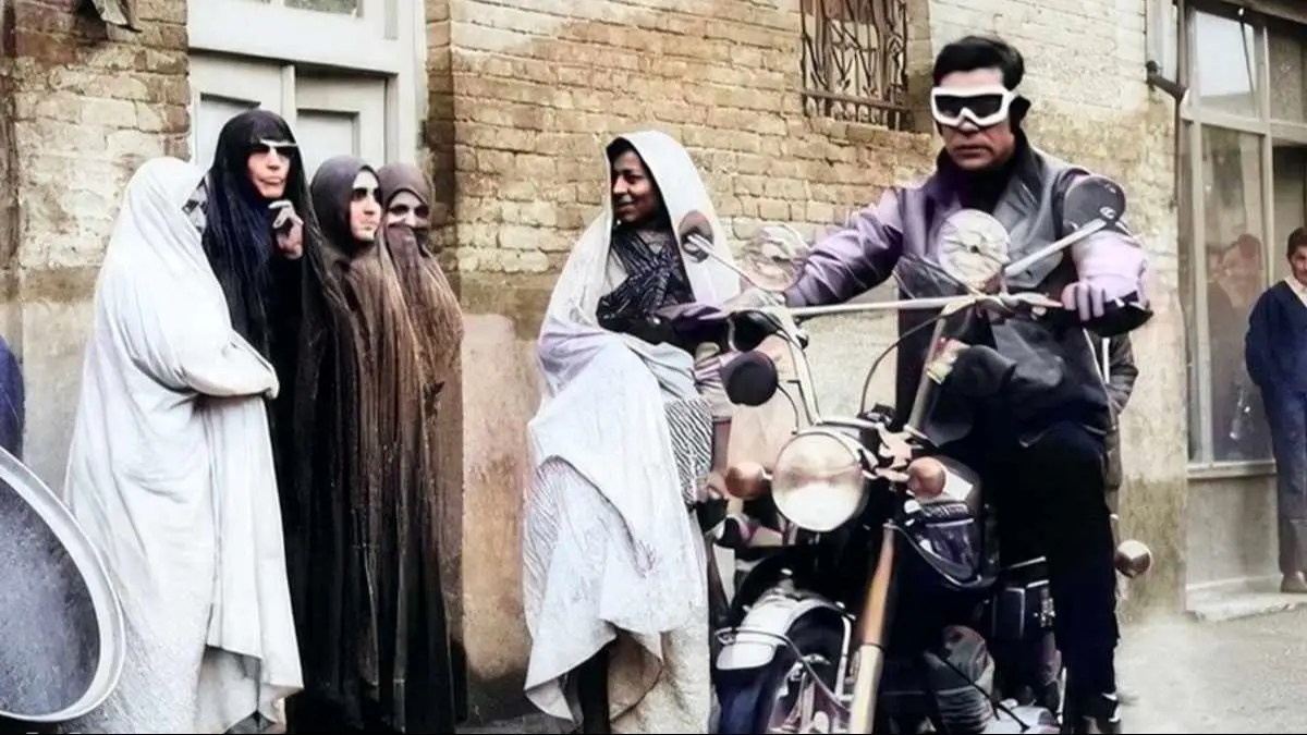 سفر به گذشته با عکس نایاب «بهروز وثوقی و بهمن مفید» در صحنه‌های فیلم «رضا موتوری»!