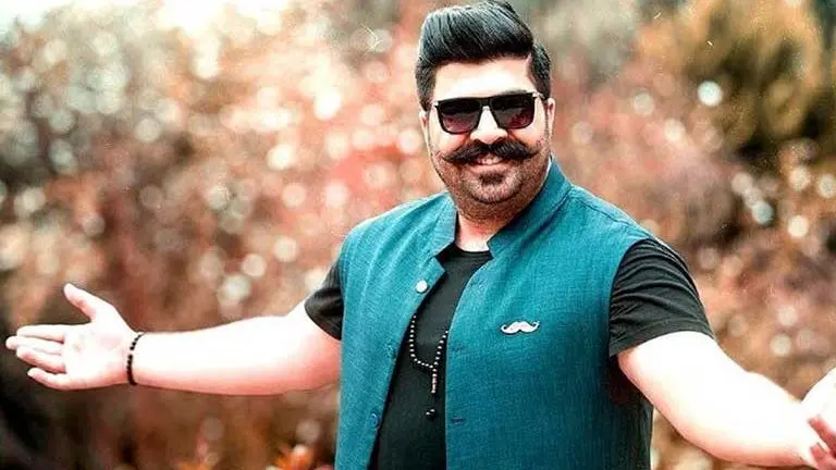 بهنام بانی با کت رنگی خاصش همه را شگفت‌زده کرد؛ استایل متفاوتش چند می‌ارزد؟