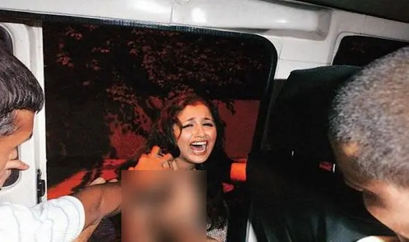 ورود ناگهانی مرد همسایه بی‌لباس به خانه دختر دانشجو در حمام؛ ماجرا چگونه پایان یافت؟