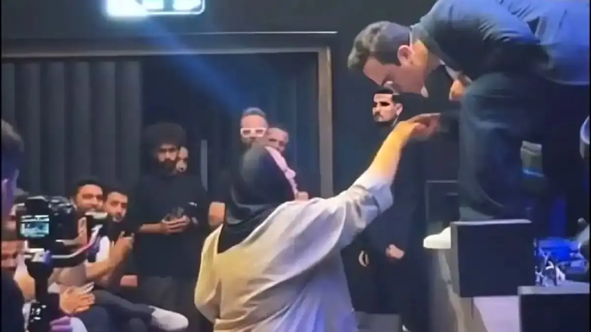 حرکت احساسی حامد آهنگی روی صحنه؛ زانو زدن و بوسه بر دستان مادر در کنسرت باشکوه!