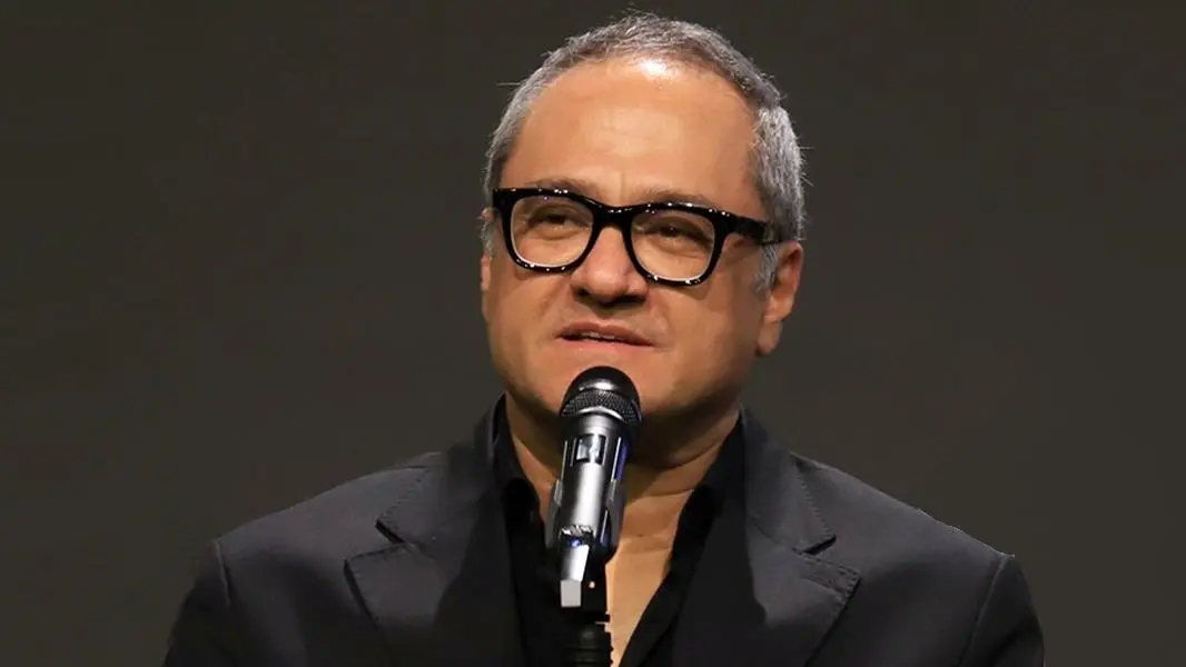 رمز جوانی رامبد جوان در ۵۴ سالگی؛ وقتی انرژی از استایل‌های پر رنگش می‌تراود!