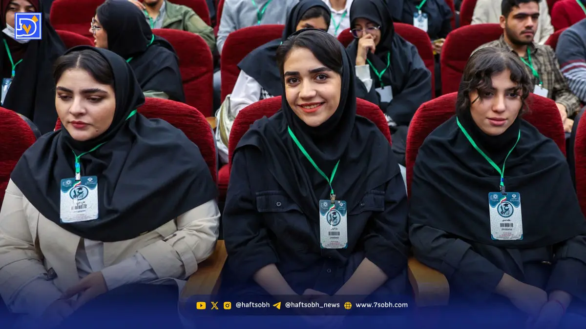 صف طویل پرسشگران دانشجو