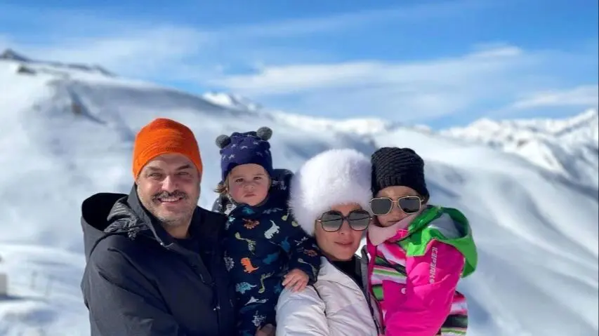 سام درخشانی با موهای بلوند و خانواده‌اش در خیابان‌های تهران سوژه شد!