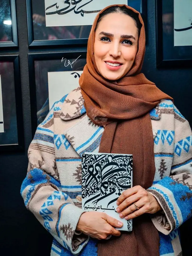 سوگل طهماسبی، بازیگر سینما و تلویزیون، در مراسم رونمایی کتاب