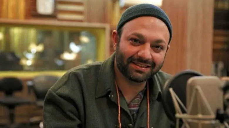 صابر ابر با استایل شوکه‌کننده‌اش؛ سبیل و طاووس در ترکیبی بی‌سابقه!