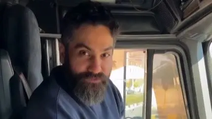 حضور متفاوت علی زندوکیلی کنار مزار پدر با کامیون ماک در سالگرد؛ ادای احترامی که همه را شوکه کرد!