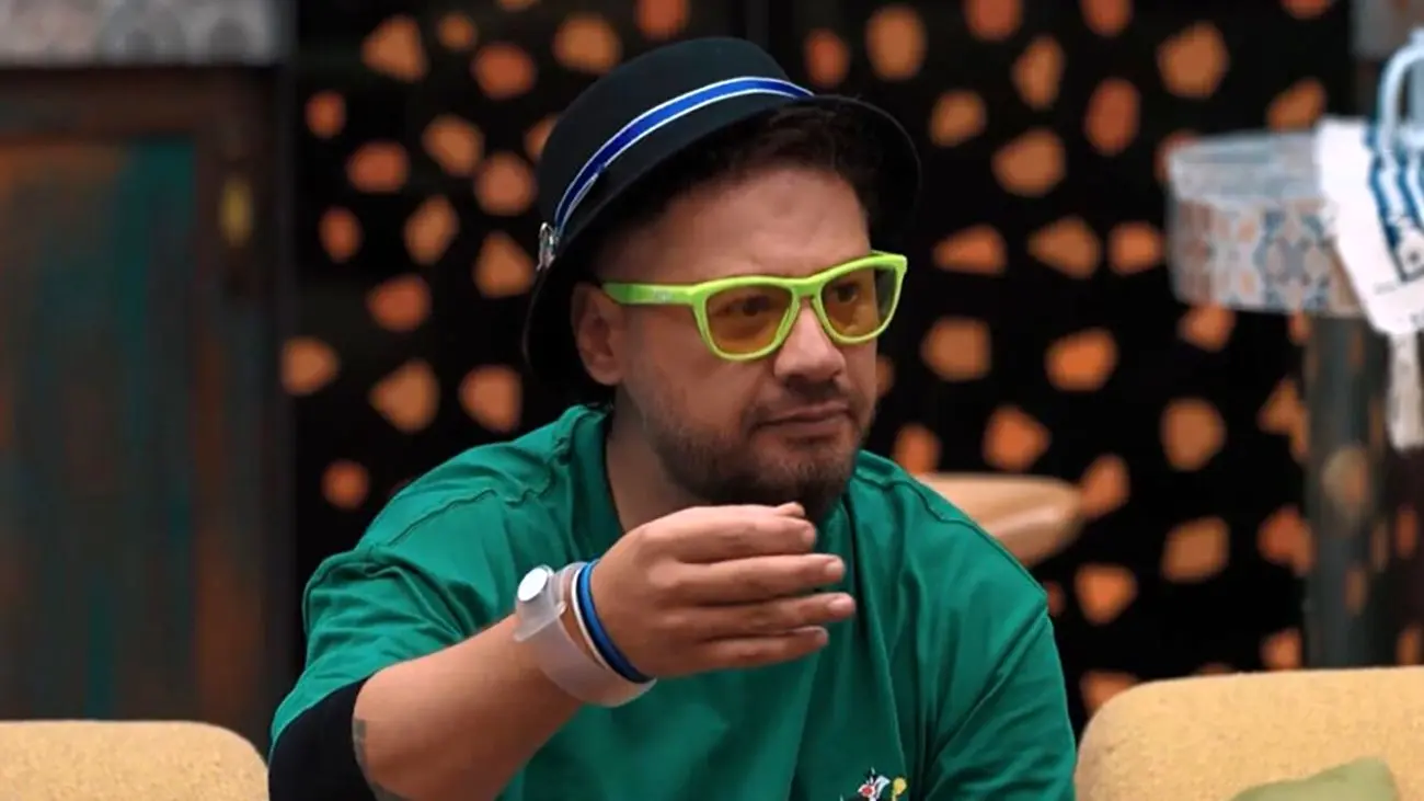 همسر فوق‌العاده زیبای علی صادقی و دختر جذابش؛ رازهای ناگفته زندگی این ستاره کمدی فاش شد!