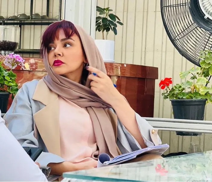 عکسی از ندا قاسمی بازیگر سریال نون خ در پشت صحنه فیلم روز‌ سرخ