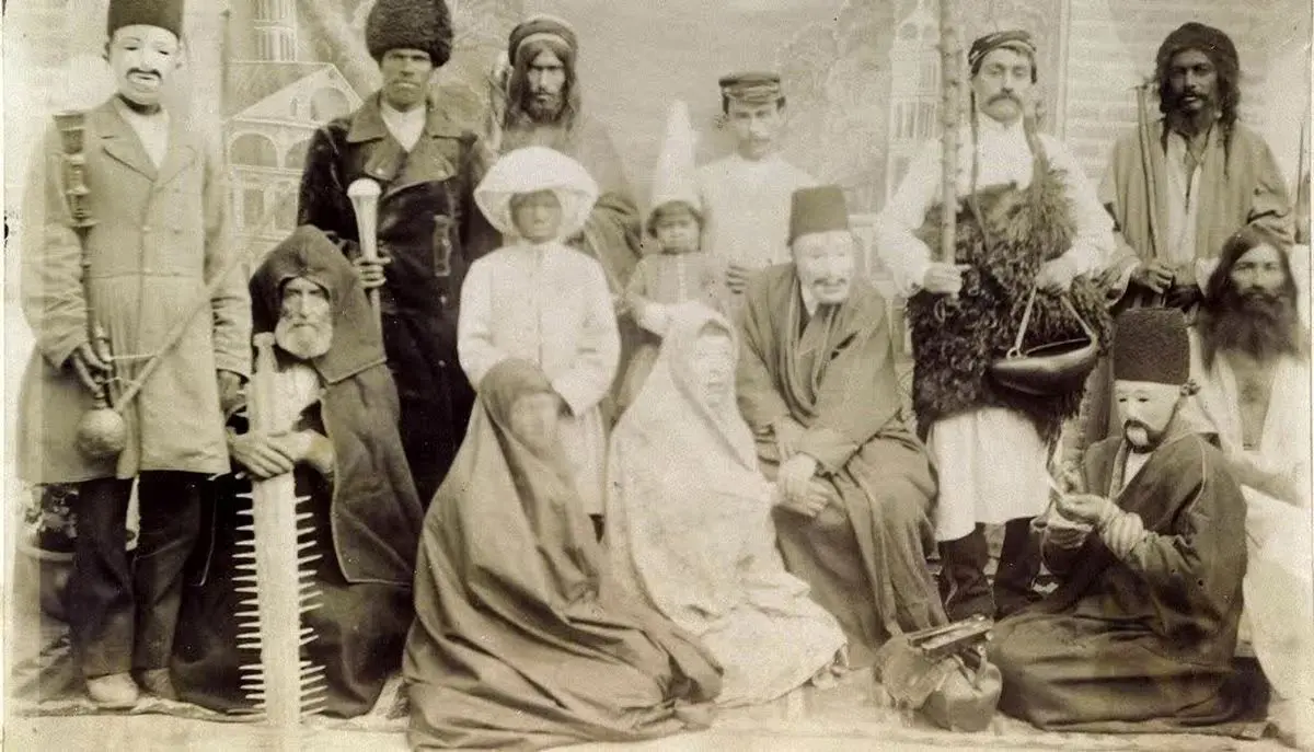 سفر به عصر قاجار؛ عکسی از یک فروشندۀ دوره‌گرد در حیاط خانه ای قاجاری