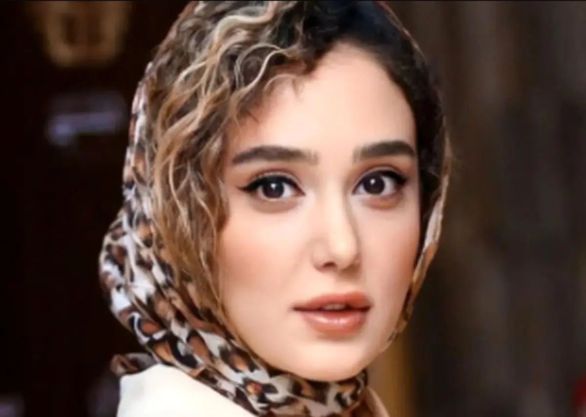 ساقی حاجی‌پور با پالتوی قرمز در جشن حافظ همه را مبهوت کرد!