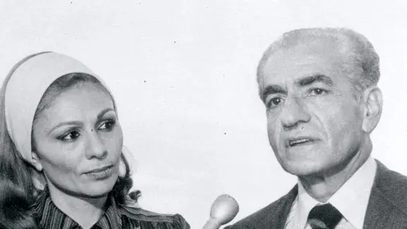 تصویر نادیده از لحظه سوشی‌خوری محمدرضا پهلوی و پسرش در سوئیس سال ۱۳۴۸