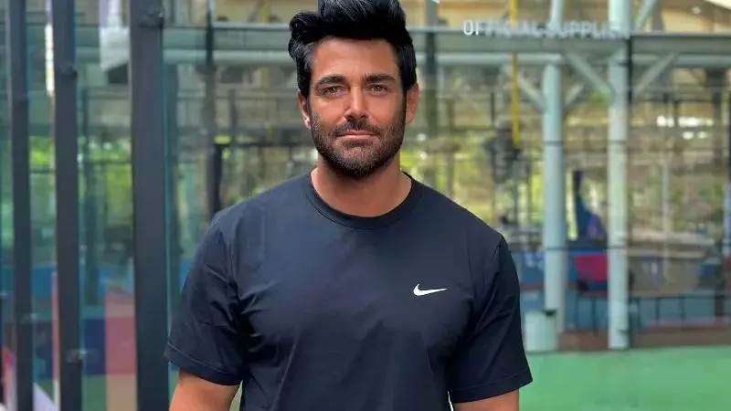 اجرای جنجالی محمدرضا گلزار در ورزشگاه دبی؛ هیجان و تشویق بی‌وقفه تماشاگران!