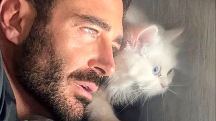 (عکس) شباهت عجیب رنگ چشم محمدرضا گلزار و گربه اش / لاکچری بازی آقای سوپراستار کم بود ست کردن رنگ چشم هم اضافه شد!