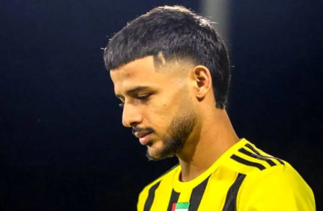 تصویری متفاوت از مهدی قایدی؛ نماز خواندن ستاره تیم ملی با عبای قهوه‌ای و عمامه‌ای خاص