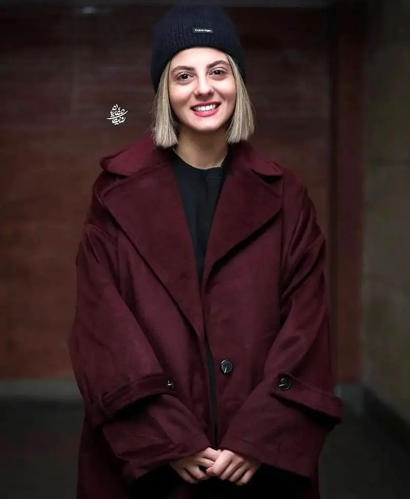 مهسا طهماسبی در پشت صحنه نمایش باران اسیدی 2