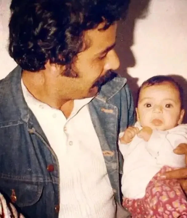 نوزادی رویا میرعلمی در آغوش پدرش 1